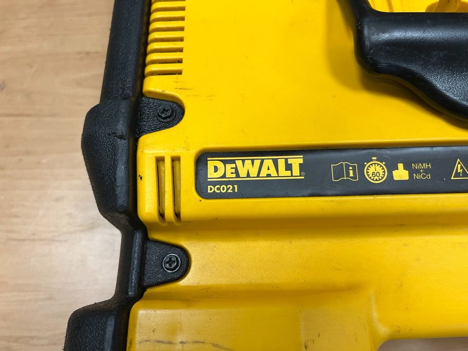 Dewalt DC 021 Akkulampe mit Integrierte Ladegerät in Berlin