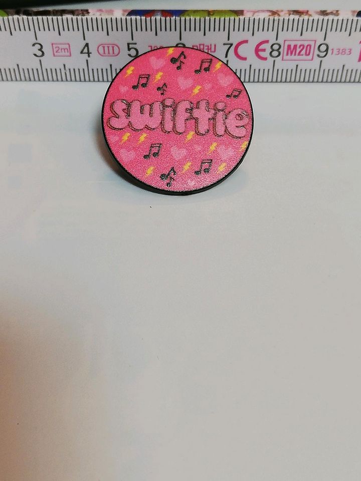 Swiftie Pin Taylor Swift related Pins pink in Kassel