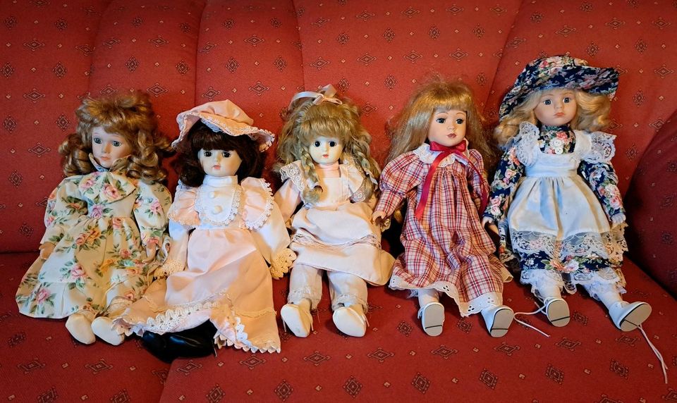 Verschiedene Porzellan Puppen in Lindern (Oldenburg)