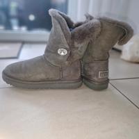 UGG Boots m. Swaroski Steinen grau Gr. 39 top Zustand Hessen - Lohfelden Vorschau