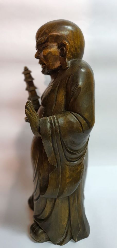 Buddhistische Holzfigur: Raised Pagoda Lohan in Weil am Rhein