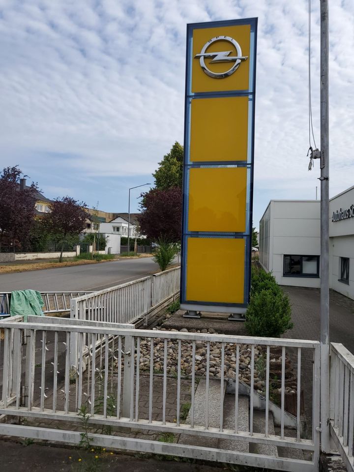 Opel Pylon beleuchtet in Homburg