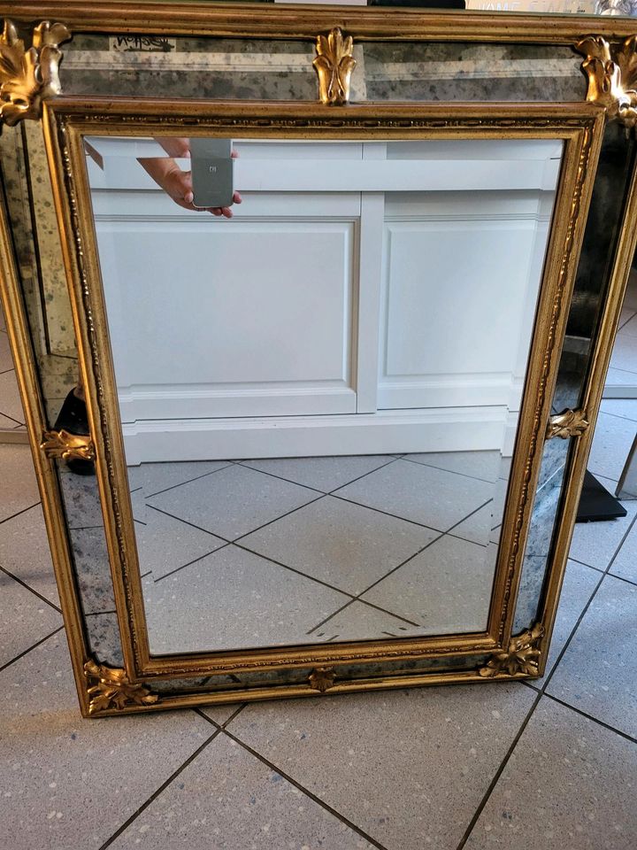 Spiegel, Spiegel mit goldenen Rahmen in Isselburg