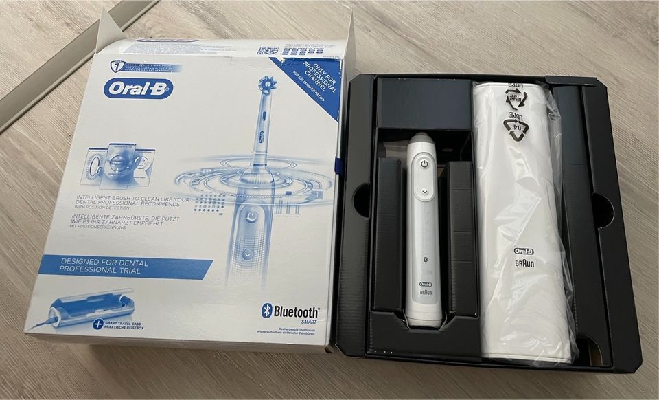 Elektrische Zahnbürste von Oral-B Genius 8000-9000 in Leipzig