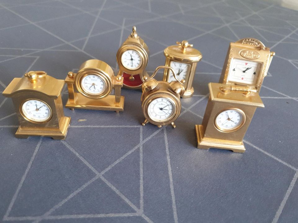 Sammlung Miniaturen  Messing Uhren und Setzkasten figuren in Berlin