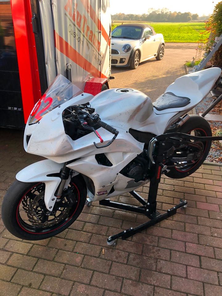 CBR 600 RR PC40 in Grube Holst