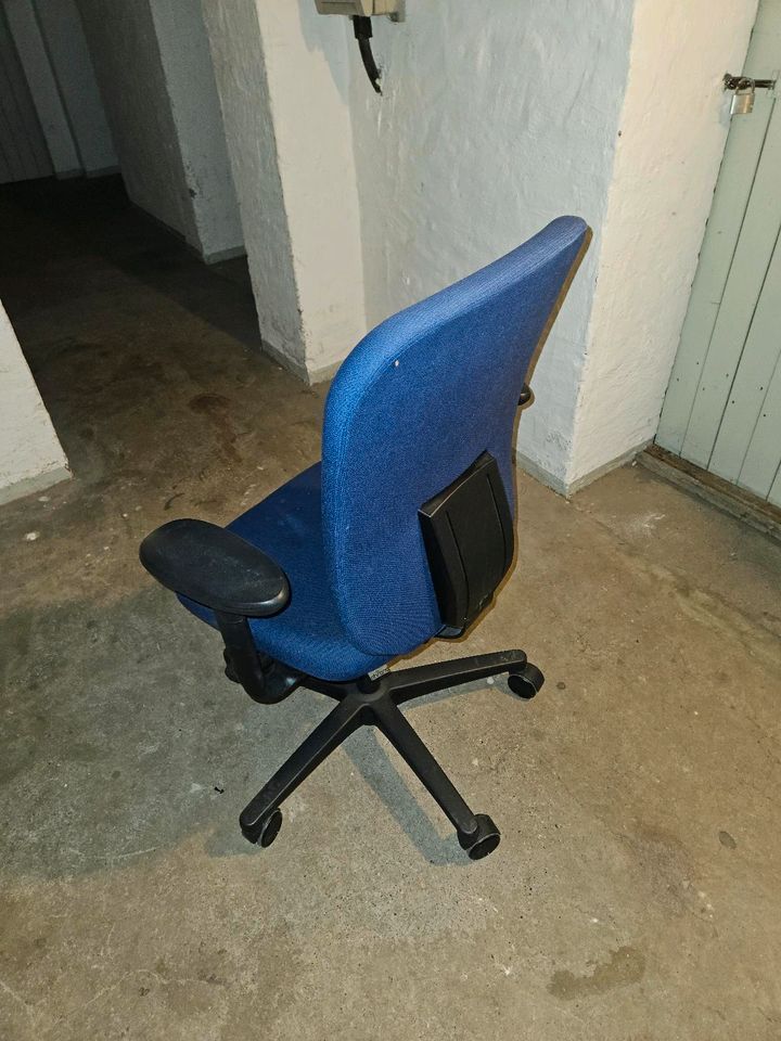 Bürostuhl blau - äußerst bequem - Neupreis > 300 € in Hannover