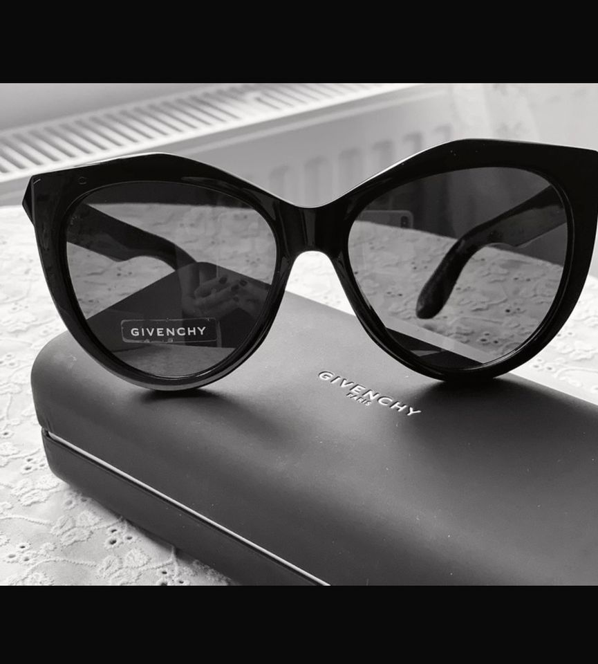 Nagelneu Sonnenbrille Givenchy Cateye schwarz klassisch in Herschbach (Oberwesterwald)