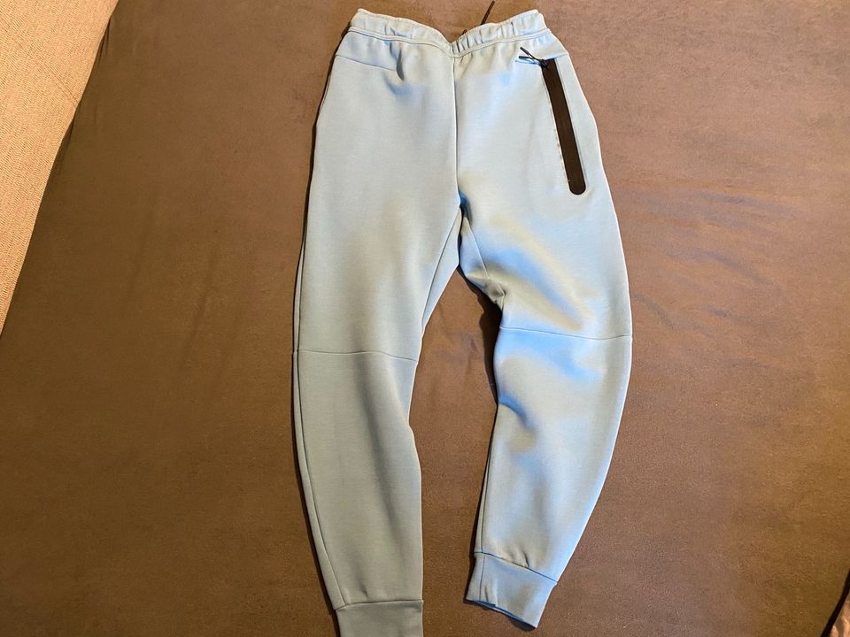 Original NIKE Tech Fleece Jogginghose Jogger hellblau S *TOP* in Berlin