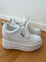 Sportliche Turnschuhe mit 10 cm Keilabsatz und dicker Sohle. Sendling - Obersendling Vorschau