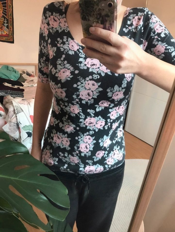 Schwarzer Pullover mit Rosen in Berlin