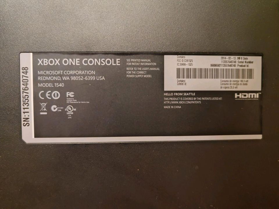 Xbox one model 1540 mit einem wireless controller in Magdeburg