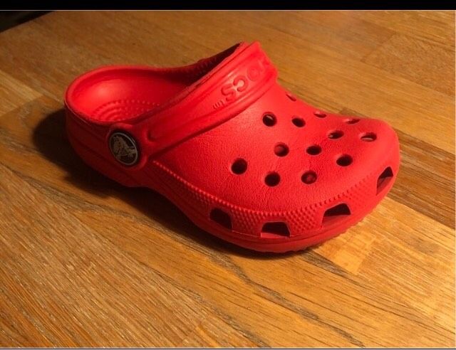 Crocs Kinder rot Gr.19 Badeschuhe in Adendorf