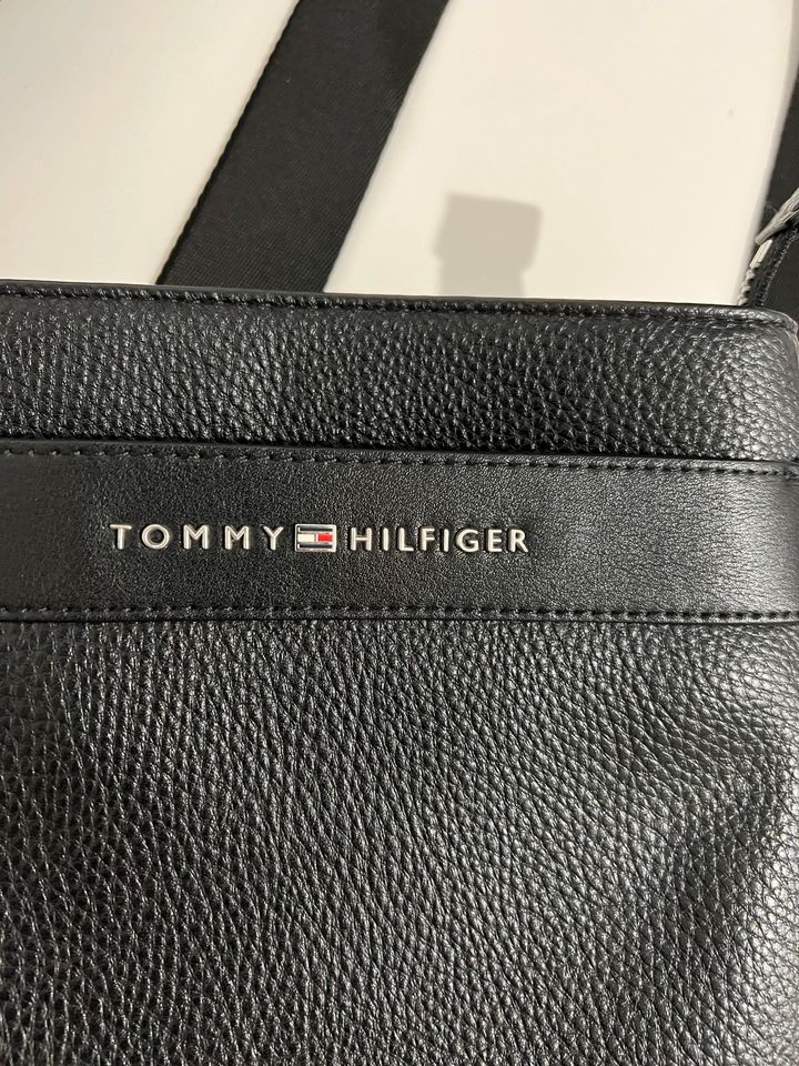 Original Tommy Hilfiger Umhängetasche in Schramberg