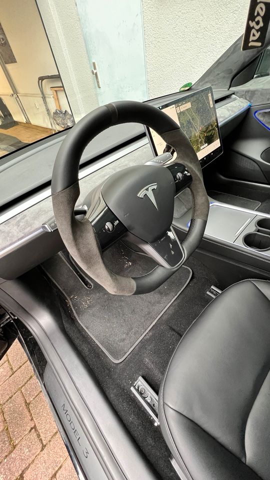 E-rik‘s Garage Tesla Model 3/Y Lenkrad Carbon Alcantara Leder in Fernwald