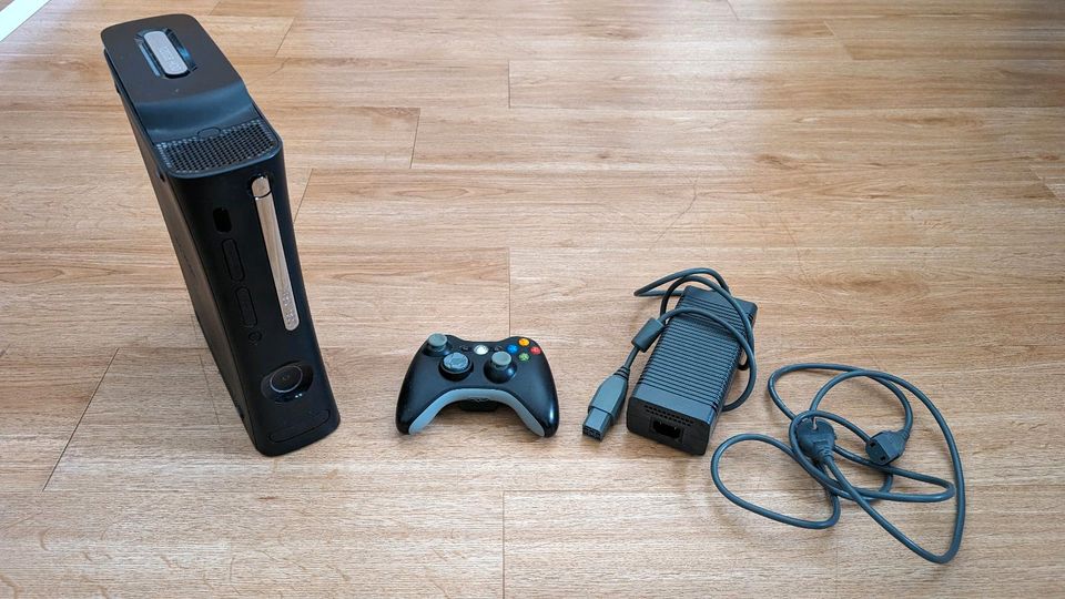 XBOX 360 Elite 120GB - gereinigt & neue WLP in Freiburg im Breisgau