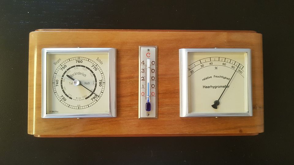 Wetterstation - alte Station mit Hygrometer und Thermometer in Schwetzingen