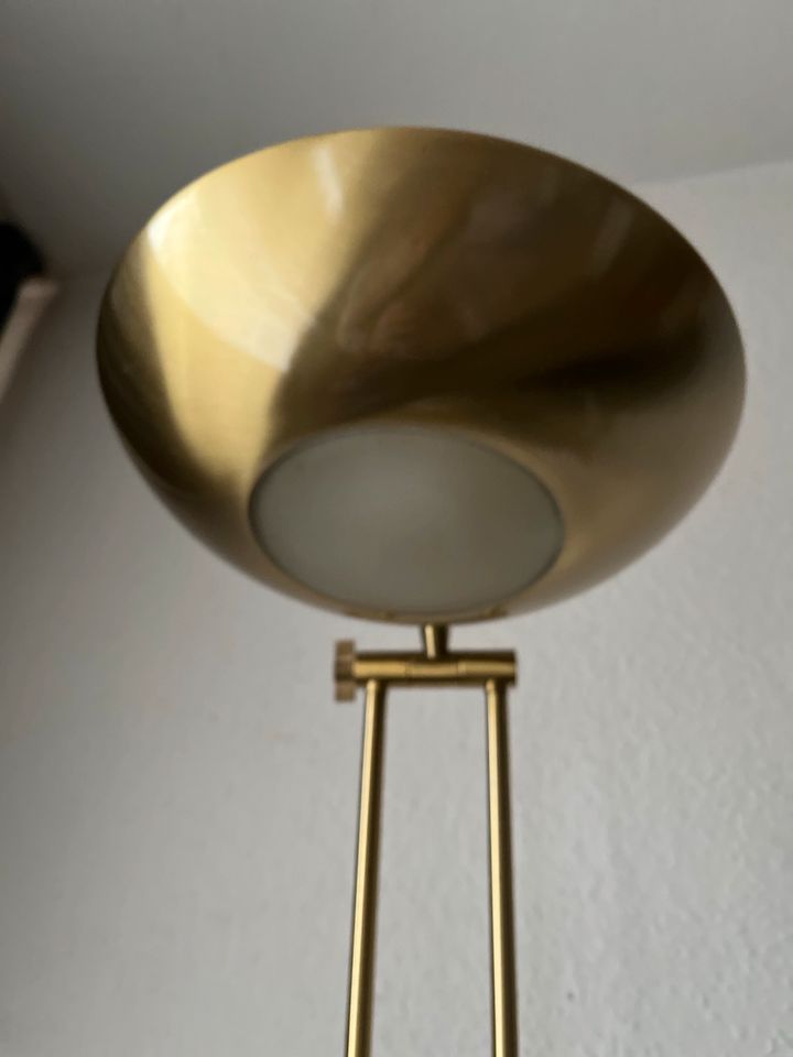 Stehlampe aus Gold in Düsseldorf