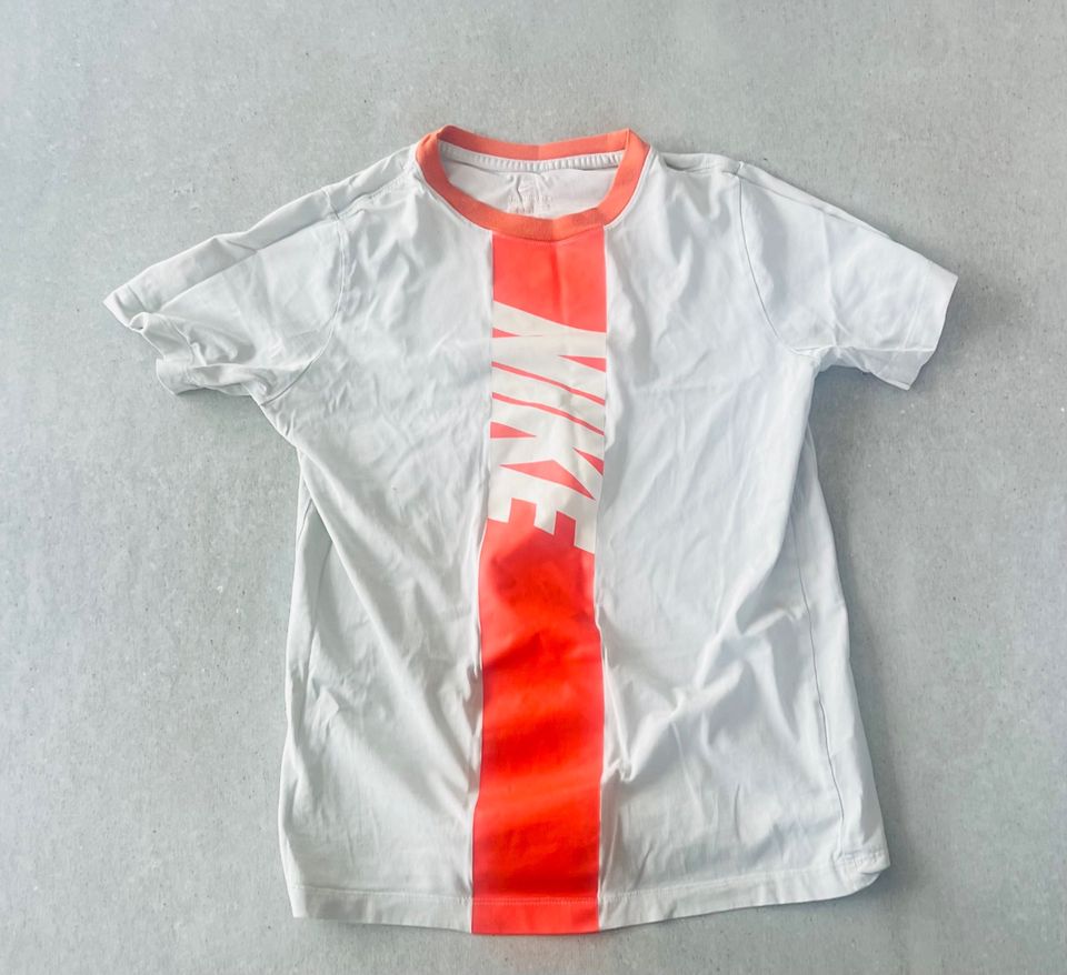 Nike T-Shirt grau-orange, 147-158, Zustand gut in Düsseldorf