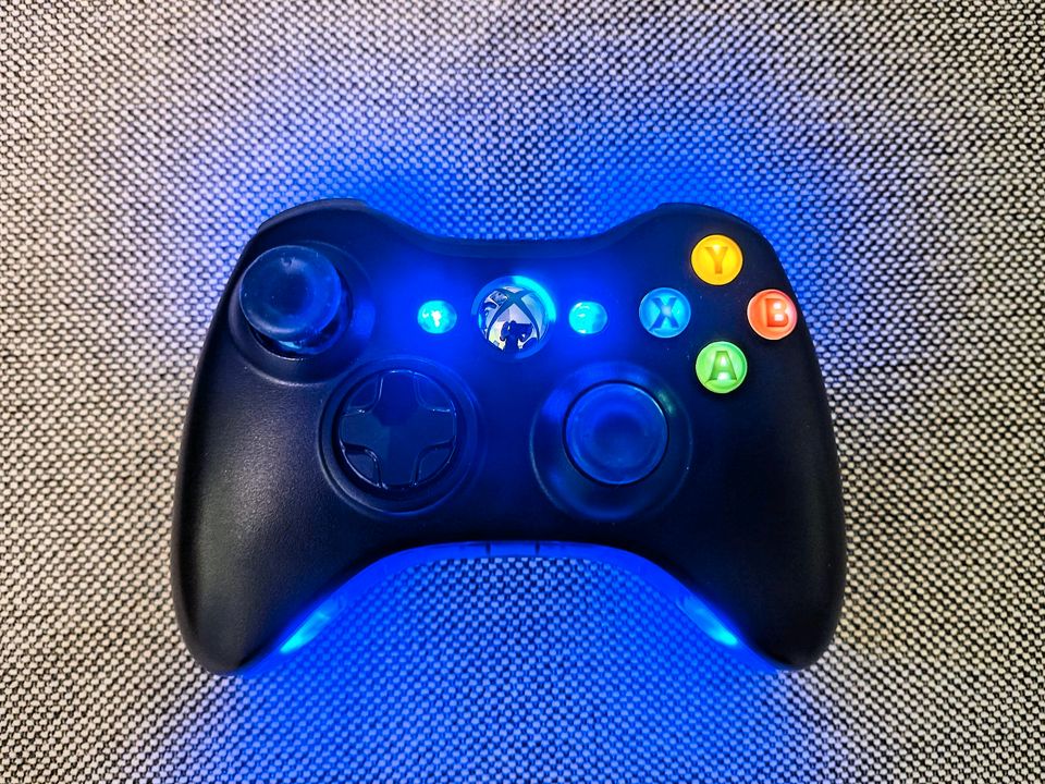 Xbox 360 Controller mit LED Beleuchtung schwarz blau in Cloppenburg