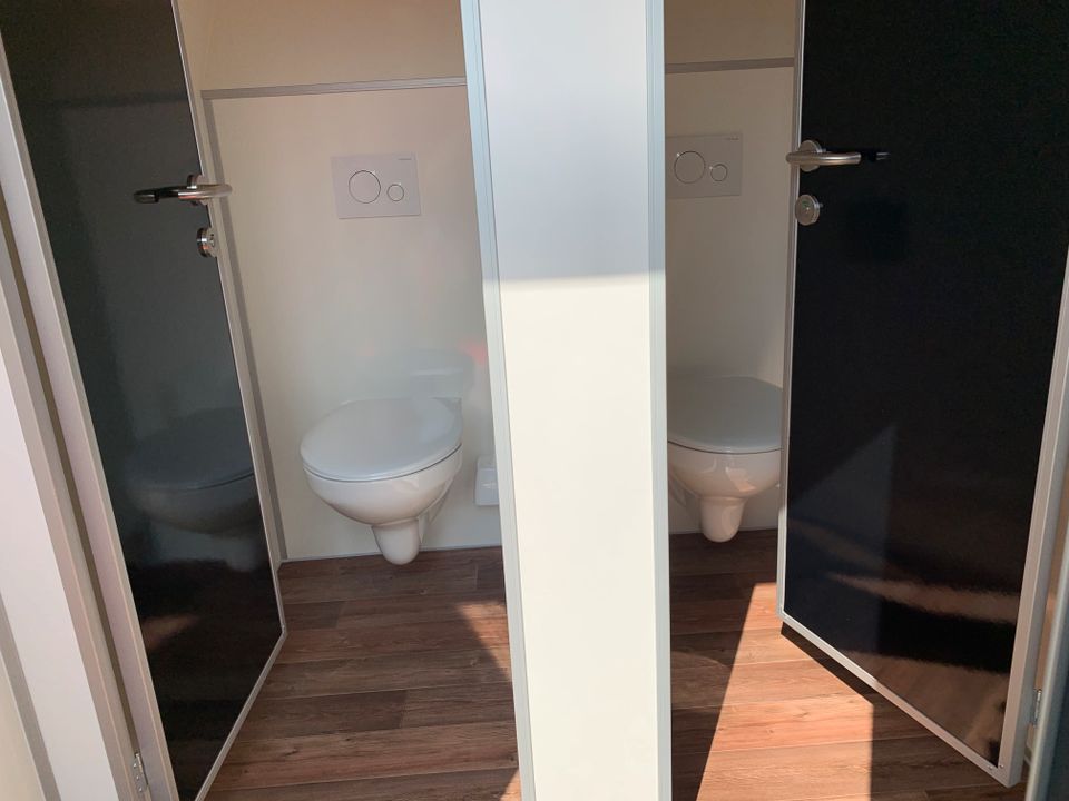 Toilettenwagen VIP Groß mieten - WC Anhänger Toilettenanhänger in Steinfeld