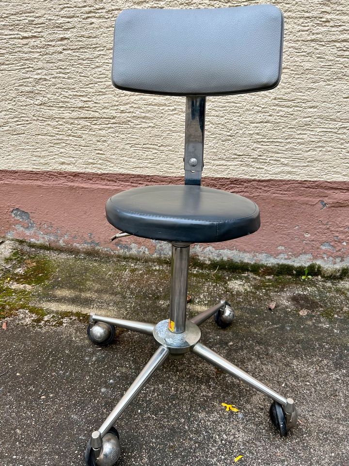 Zahnarzt-Stuhl Mid-Century oder früher / Rarität in Frankfurt am Main