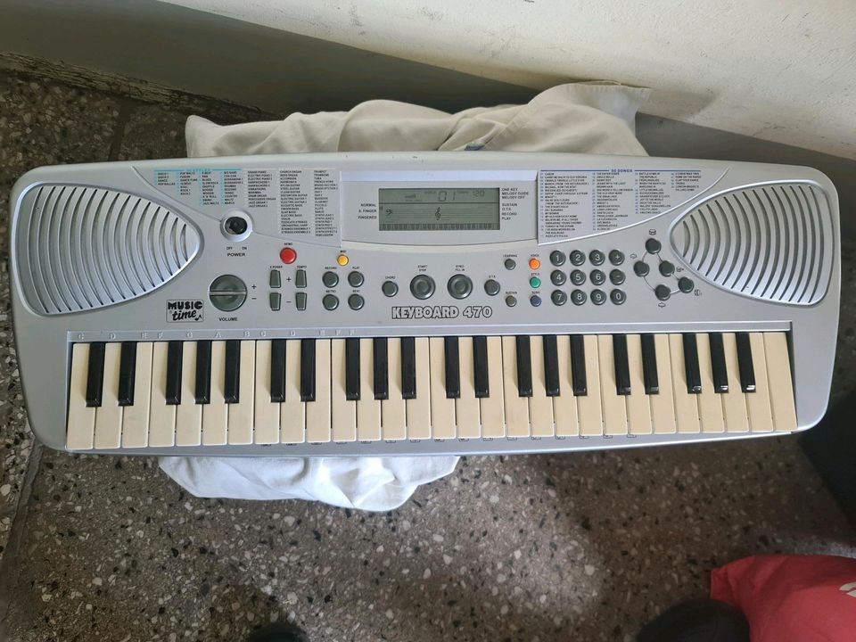 Keyboard 470 klein Musik Time Piano in Leipzig