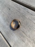 Ring goldig mit mehreren Steinen in schwarzer Einfassung Niedersachsen - Giesen Vorschau