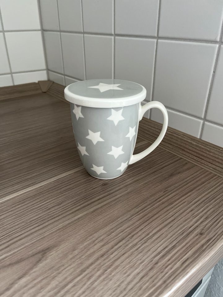 Tasse mit Deckel, grau mit weißen Sternen in Duisburg