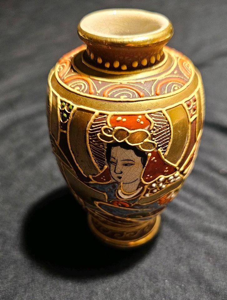 Kleine Satsuma Vase handbemalt in Barßel