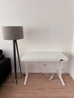 Höhenverstellbarer Schreibtisch weiß mit Ladefunktion 120x60 cm Altstadt-Lehel - München/Lehel Vorschau