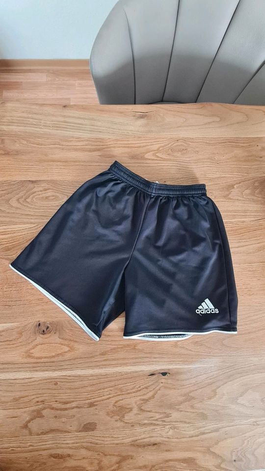 1.hand adidas shorts gr 152 xs sporthose jungen in Salzkotten