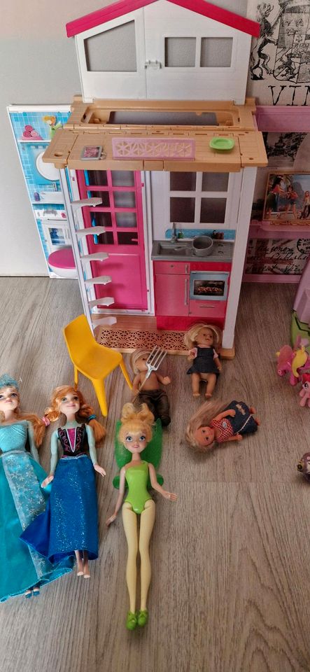 Barbie Haus puppen und pferde in Emden