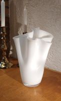 Glas Vase Taschentuchvase Fazoletto weiß 27 cm Opalinglas vintage Nordrhein-Westfalen - Velbert Vorschau