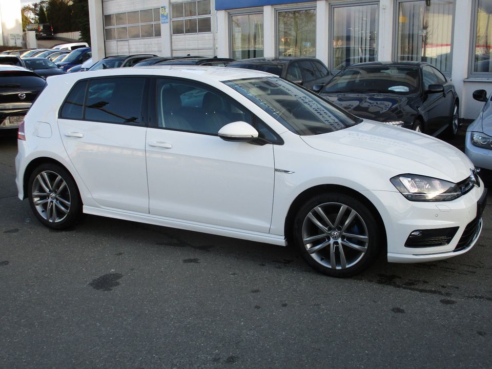 VW Golf; R-Line; Sportpaket; Xenon; Navi; PDC in Bayreuth