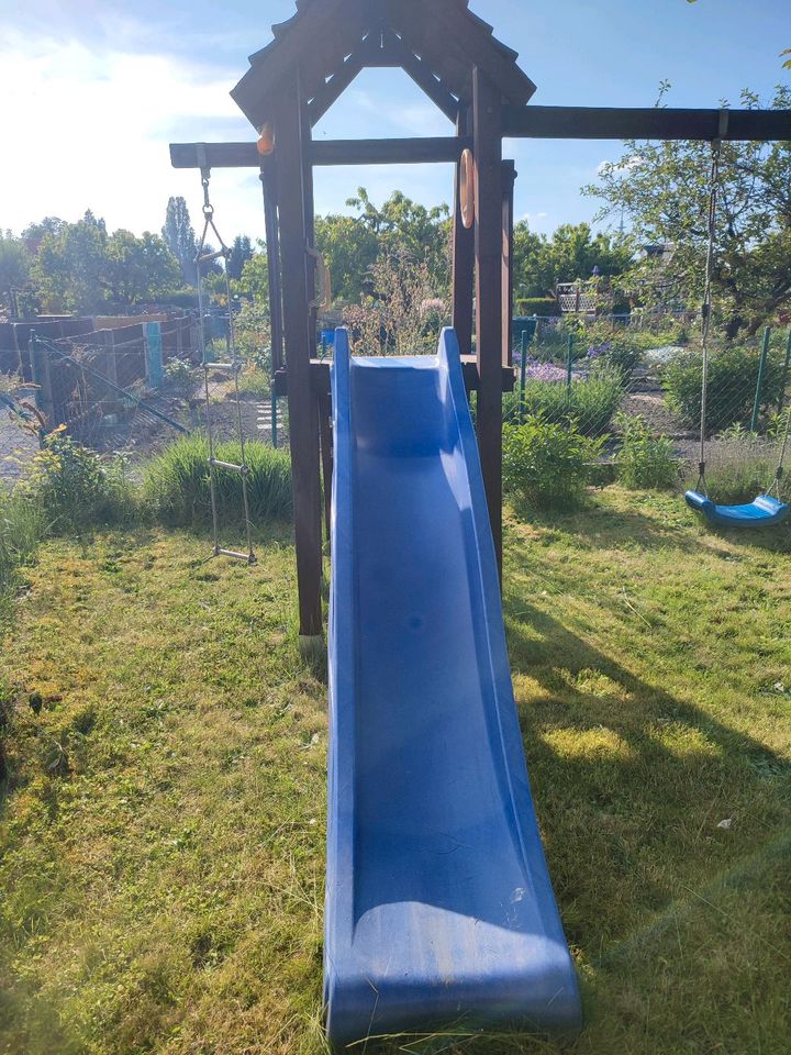 Spielturm mit Schaukel und Rutsche in Leipzig