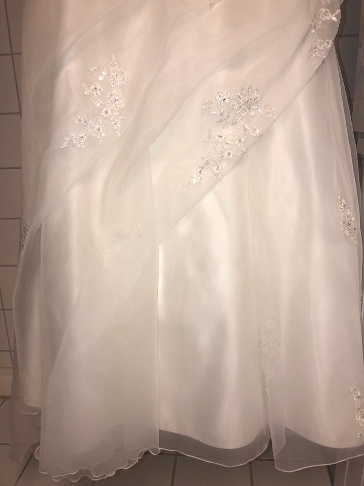 Hochzeitskleid Brautkleid mit Handschuhe und Diadem in Oberhausen