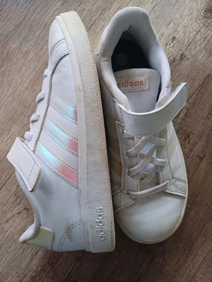 Sneaker von Adidas Original für Mädchen in Berge