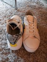 Weiße Sneaker 39 Tamaris mit Schlangenmuster Details Niedersachsen - Burgwedel Vorschau