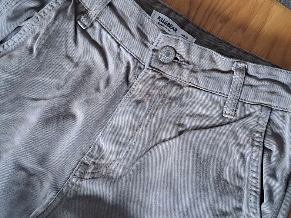 Pull&Bear Cargohose Gr. 34 grün in Uedem