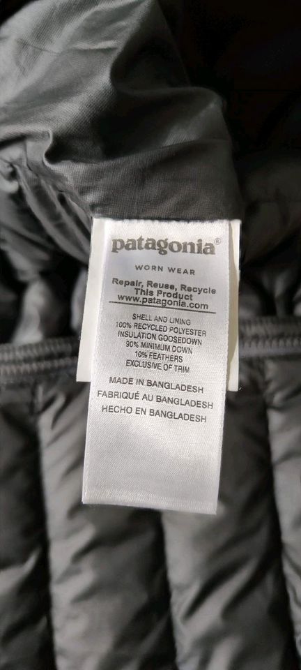 Patagonia Herren Jacke Größe L Sweater Hoody schwarz in Freilassing