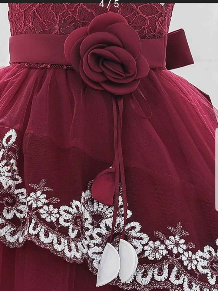 Schönes Abendkleid für Mädchen mit Blumenstickereien, Größe 70 in Detmold