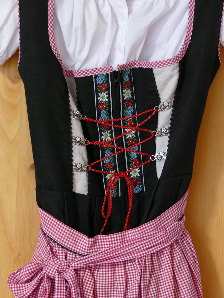 Schönes "Alphorn" Dirndl. Schwarz / rosé. Sehr gute Qualität. in Gärtringen