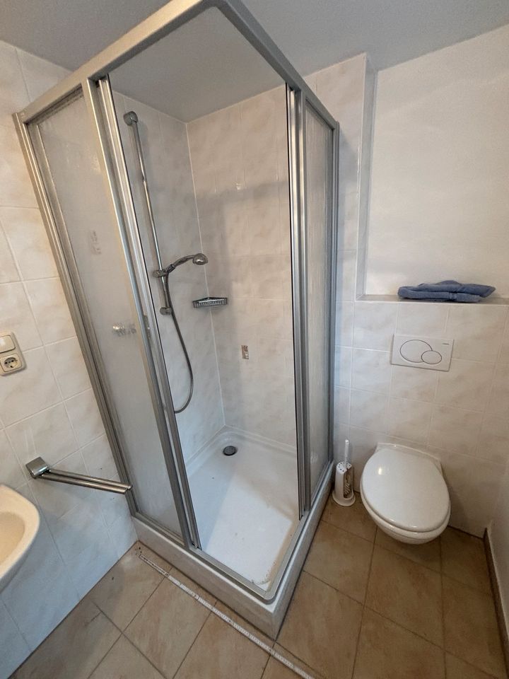 Duschwanne ohne Kabine Toilette Waschbecken plus Badamaturen in Geretsried
