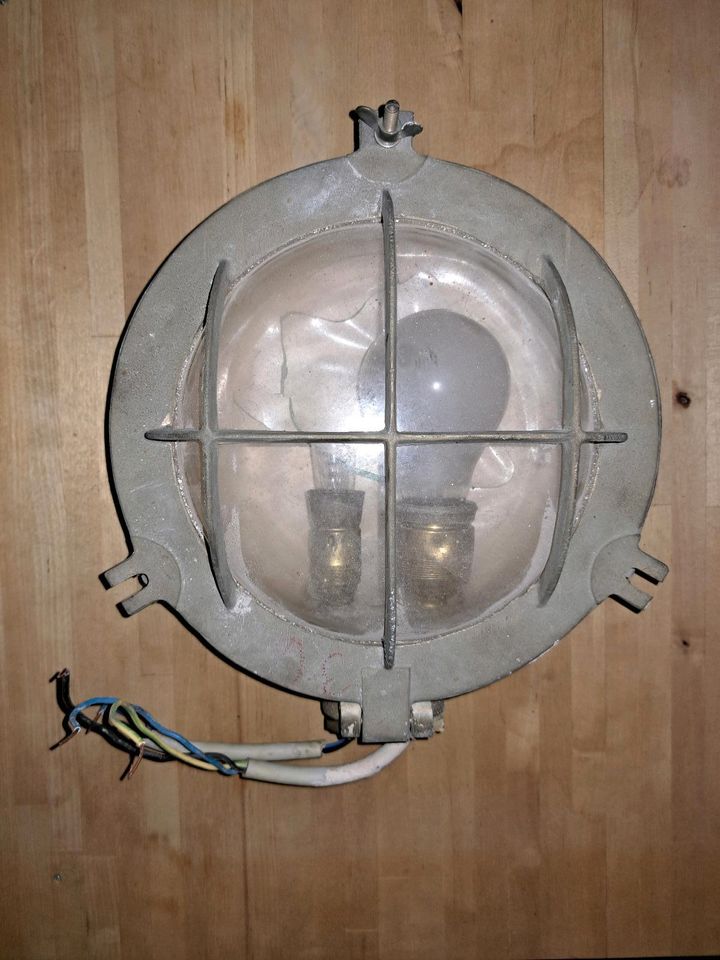 Original Bunker Lampe aus dem kalten Krieg in Hamburg