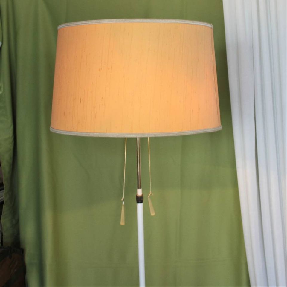 Mid Century Stehlampe mit großem Schirm in Paderborn