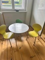 Kinderzimmer > Möbel > 1 Tisch & 3 Stühle von Dan Form Berlin - Köpenick Vorschau