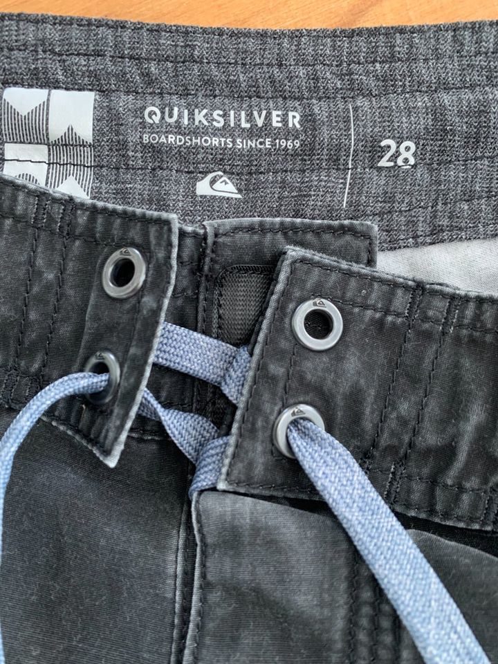 QUIKSILVER: Bade-Shorts, Gr. 28, Omni 18", Schwarz in Baden-Baden