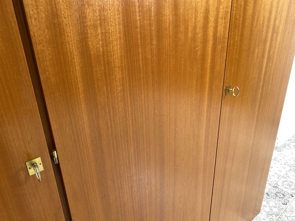 WMK Unaufdringlicher und sehr gut erhaltener 70er Jahre Kleiderschrank mit schönen Messingbeschlägen # Schrank Wäscheschrank Wardrobe Schlafzimmerschrank Retro Vintage DDR # Lieferung möglich in Berlin