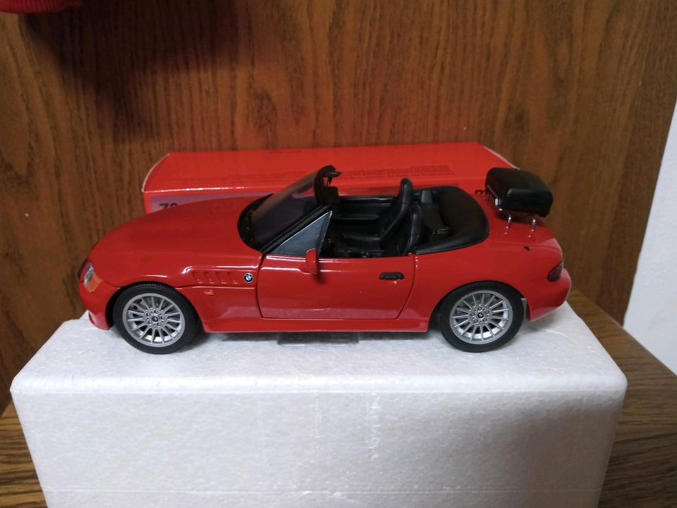 Modellauto 1:18 Dealer BMW Z3 Roadster + Koffer UT-Models in Frankfurt am Main